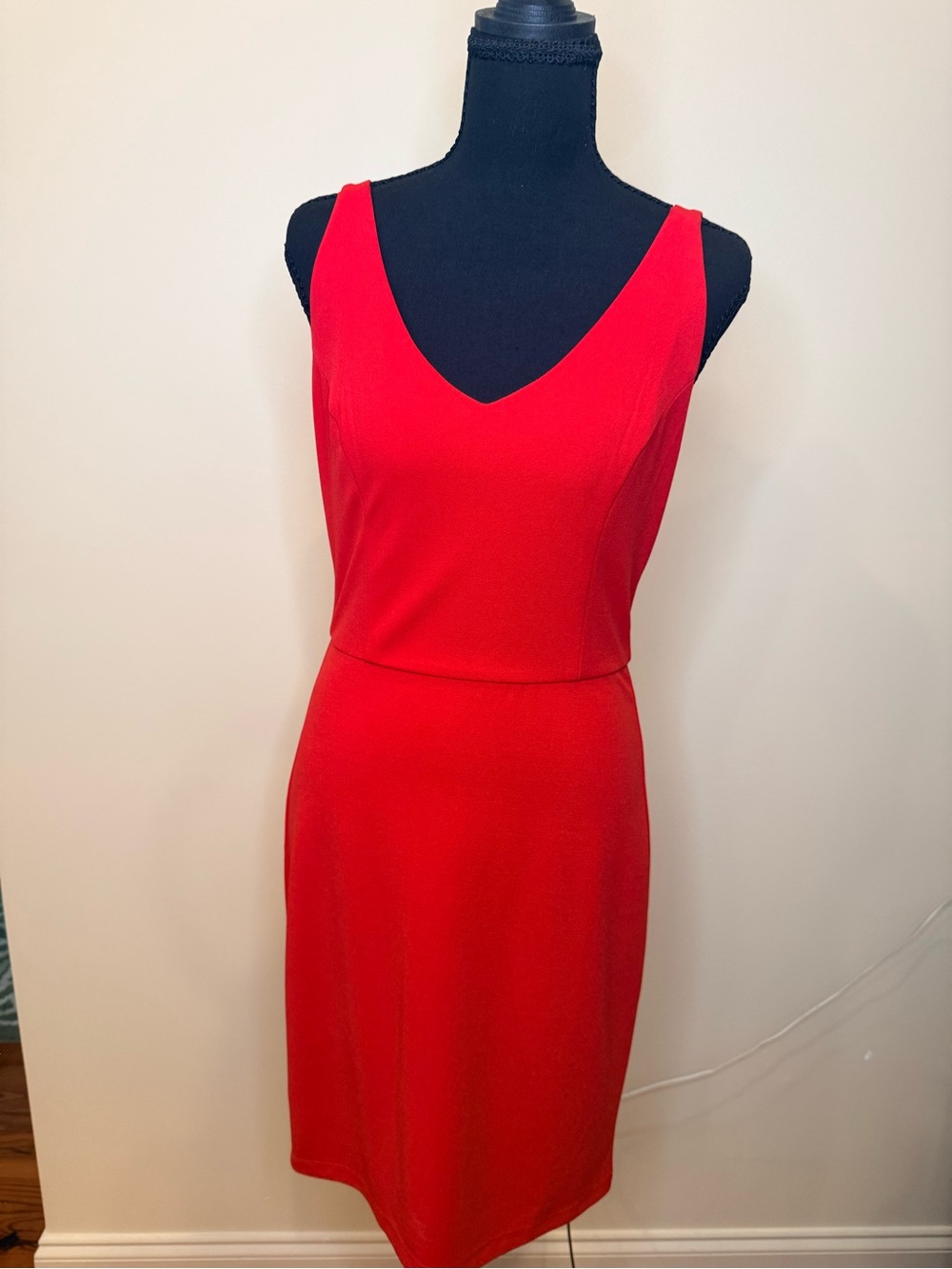 bebe Red V-Neck Sleeveless Mini Dress size 4 knee length sheath